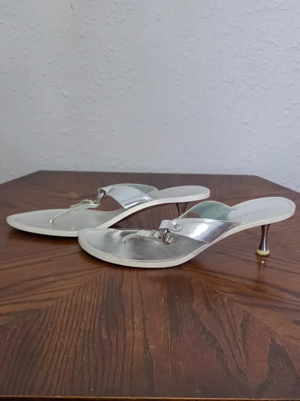 Sigerson Morrison Silver Metallic Kitten Heel Thong Sandals Size 7B